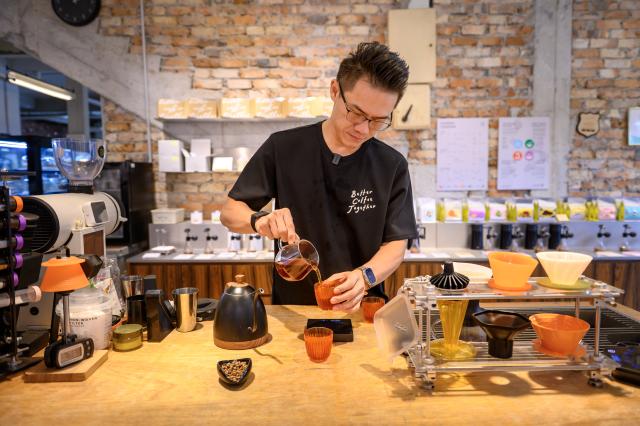 (261006) -- KUALA LUMPUR, Oct. 6, 2026 (Xinhua) -- Thomas Ooi, founder of Ghostbird Coffee Roastery, demonstrates how to make pour-over coffee in Kuala Lumpur, Malaysia, Sept. 29, 2026. Southwest China's Yunnan Province sits on the northern fringe of the global coffee-growing "bean belt" between the Tropics of Cancer and Capricorn. For centuries its rolling highlands were celebrated foremost as China's tea heartland. Over the past two decades, steady investment, improved farming techniques and booming domestic consumption have nurtured a thriving home-grown coffee industry.
   Malaysia is among Yunnan's key Asian export destinations. According to Yunnan's international trade association, Yunnan coffee was exported to 43 countries and regions in 2025. European and Asian countries are the leading destinations for Yunnan's coffee shipments. Within Asia, Vietnam and Malaysia stand as the two major markets. (Photo by Chong Voon Chung/Xinhua)