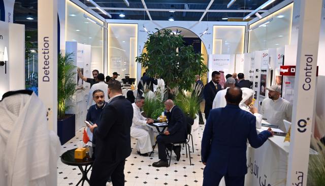 (261006) -- HAWALLI GOVERNORATE, Oct. 6, 2026 (Xinhua) -- People visit the Baytak Exhibition at the Kuwait International Fairground in Hawalli Governorate, Kuwait, Oct. 5, 2026. The Baytak Exhibition for design and construction opened here on Monday, bringing together companies and entities specializing in construction, design and home furnishing.
"Baytak," which means "your home" in Arabic, reflects the exhibition's focus on home building and furnishing. The exhibition will run through Oct. 10. (Photo by Asad/Xinhua)