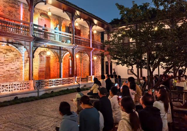 (261006) -- BEIJING, Oct. 6, 2026 (Xinhua) -- Tourists enjoy an immersive show at a scenic area in Yangzhou, east China's Jiangsu Province, Oct. 4, 2026. During the National Day holiday, night tours were launched across China to create diversified consumption scenes. (Xinhua/Li He)