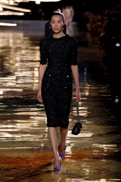(261006) -- PARIS, Oct. 6, 2026 (Xinhua) -- A model presents a creation from the Womenswear Spring/Summer 2027 collections by Chanel during the Paris Fashion Week in Paris, France, Oct. 5, 2026. (MeetEurope/Handout via Xinhua)