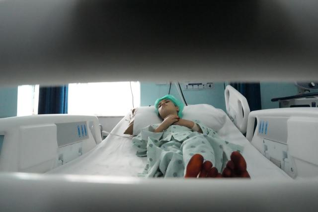(261006) -- KABUL, Oct. 6, 2026 (Xinhua) -- An Afghan child with a congenital heart defect is hospitalized at a cardiac hospital in Kabul, Afghanistan, Sept. 30, 2026. TO GO WITH "Feature: Healing little hearts: Kabul's new hospital brings life-saving surgery to Afghan children" (Photo by Saifurahman Safi/Xinhua)