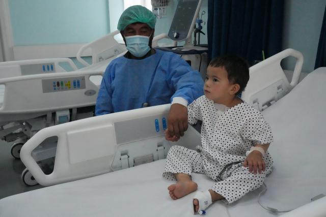 (261006) -- KABUL, Oct. 6, 2026 (Xinhua) -- A doctor cares for an Afghan child with a congenital heart defect at a cardiac hospital in Kabul, Afghanistan, Sept. 30, 2026. TO GO WITH "Feature: Healing little hearts: Kabul's new hospital brings life-saving surgery to Afghan children" (Photo by Saifurahman Safi/Xinhua)