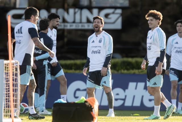 (261006) -- BUENOS AIRES, Oct. 6, 2026 (Xinhua) -- Argentine soccer player Lionel Messi (C) attends a training session at the Argentine Football Association (AFA) training complex in Ezeiza, Buenos Aires Province, on Oct. 5, 2026. (Photo by Martin Zabala/Xinhua)