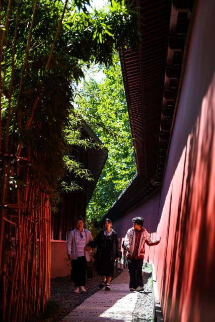 (261006) -- HANGZHOU(ZHEJIANG), Oct. 6, 2026 (Xinhua) -- People visit the Southern Song Dynasty Deshou Palace Ruins Museum in Hangzhou, east China's Zhejiang Province, Oct. 6, 2026. During the National Day holiday, tourists across the country visited the museum to appreciate cultural attractions. (Xinhua/Jiang Han)