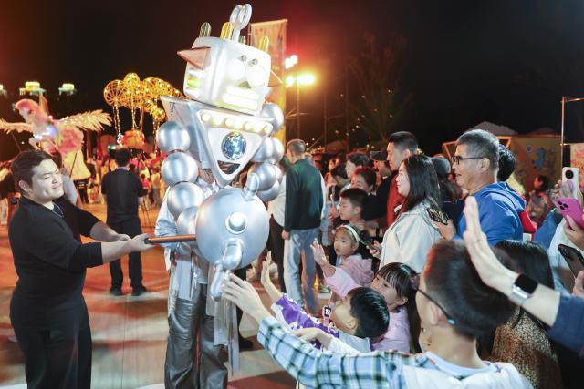 (261006) -- SHANGHAI, Oct. 6, 2026 (Xinhua) -- Kids interact with a puppet during the 10th "Golden Magnolia" Shanghai International Puppet Art Week in east China's Shanghai, Oct. 5, 2026. The art week, themed "See the World, See You and Me, Enjoy the Future," opened here on Monday. (Xinhua/Wang Xiang)