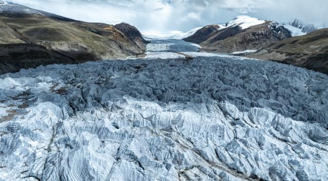 (261006) -- LHASA, Oct. 6, 2026 (Xinhua) -- An aerial drone photo taken on Aug. 19, 2026 shows a view of the Gangbu glacier along the police patrol route in Shannan, southwest China's Xizang Autonomous Region. Pumaqangtang, China's highest township, has an average altitude of 5,373 meters, with oxygen levels less than a half of that at sea level.
   Here stands the Pumaqangtang border police station, the highest-altitude border police station in China. Police and auxiliary police officers here, with an average age of just over 30, hold their posts on the frigid, oxygen-thin plateau. (Xinhua/Tenzin Nyida)