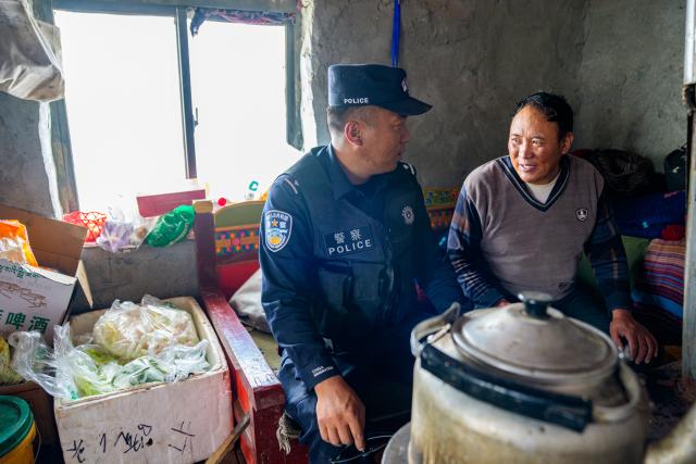 (261006) -- LHASA, Oct. 6, 2026 (Xinhua) -- A police officer (L) visits a resident in Pumaqangtang Township in Shannan, southwest China's Xizang Autonomous Region, Aug. 19, 2026. Pumaqangtang, China's highest township, has an average altitude of 5,373 meters, with oxygen levels less than a half of that at sea level.
   Here stands the Pumaqangtang border police station, the highest-altitude border police station in China. Police and auxiliary police officers here, with an average age of just over 30, hold their posts on the frigid, oxygen-thin plateau. (Xinhua/Tenzin Nyida)
