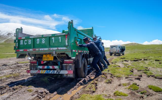 (261006) -- LHASA, Oct. 6, 2026 (Xinhua) -- Police officers of the Pumaqangtang border police station help a man free his truck from being stuck in Shannan, southwest China's Xizang Autonomous Region, Aug. 19, 2026. Pumaqangtang, China's highest township, has an average altitude of 5,373 meters, with oxygen levels less than a half of that at sea level.
   Here stands the Pumaqangtang border police station, the highest-altitude border police station in China. Police and auxiliary police officers here, with an average age of just over 30, hold their posts on the frigid, oxygen-thin plateau. (Xinhua/Tenzin Nyida)