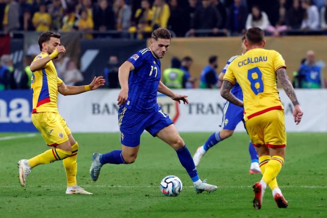 (261006) -- BUCHAREST, Oct. 6, 2026 (Xinhua) -- Sweden's Viktor Gyokeres (C) competes during the UEFA Nations League 2026/27 League B Group B4 match between Romania and Sweden in Bucharest, Romania, Oct. 5, 2026. (Photo by Cristian Cristel/Xinhua)
