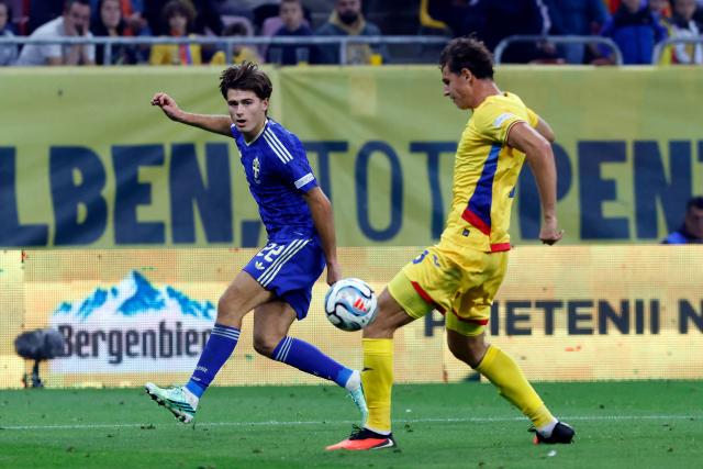 (261006) -- BUCHAREST, Oct. 6, 2026 (Xinhua) -- Romania's Matei Ilie (R) vies with Sweden's Besfort Zeneli during the UEFA Nations League 2026/27 League B Group B4 match between Romania and Sweden in Bucharest, Romania, Oct. 5, 2026. (Photo by Cristian Cristel/Xinhua)