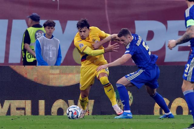 (261006) -- BUCHAREST, Oct. 6, 2026 (Xinhua) -- Romania's Andrei Ratiu (L) vies with Sweden's Gabriel Gudmundsson during the UEFA Nations League 2026/27 League B Group B4 match between Romania and Sweden in Bucharest, Romania, Oct. 5, 2026. (Photo by Cristian Cristel/Xinhua)