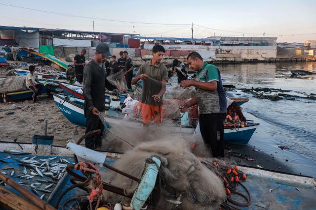 (261006) -- GAZA CITY, Oct. 6, 2026 (Xinhua) -- Fishermen work along the seashore in Gaza City, Sept. 10, 2026. The latest round of Gaza conflict will mark its third anniversary on Oct. 7. (Photo by Rizek Abdeljawad/Xinhua)