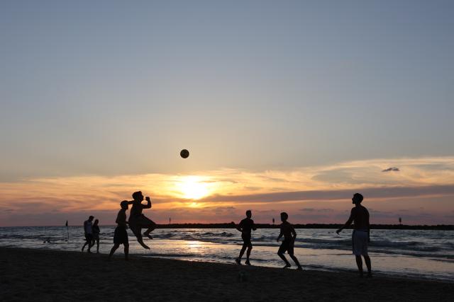 (261006) -- TEL AVIV, Oct. 6, 2026 (Xinhua) -- People relax along the seashore in Tel Aviv, Israel, Sept. 23, 2026. The latest round of Gaza conflict will mark its third anniversary on Oct. 7. (Photo by Gil Cohen Magen/Xinhua)