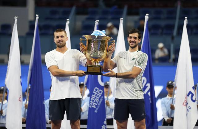 (261006) -- BEIJING, Oct. 6, 2026 (Xinhua) -- Winners Julian Cash (R)/Lloyd Glasspool of Britain pose for photos during the awarding ceremony for the men's doubles final at 2026 China Open tennis tournament in Beijing, China, Oct. 6, 2026. (Photo by Ma Zihan/Xinhua)