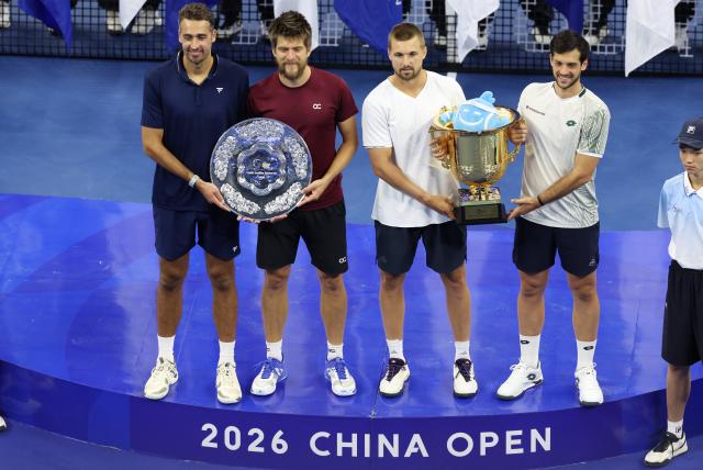 (261006) -- BEIJING, Oct. 6, 2026 (Xinhua) -- Winners Julian Cash (1st R)/Lloyd Glasspool (2nd R) of Britain and runners-up Sander Arends (2nd L)/David Pel of the Netherlands pose for photos during the awarding ceremony for the men's doubles final at 2026 China Open tennis tournament in Beijing, China, Oct. 6, 2026. (Xinhua/Zhang Chenlin)