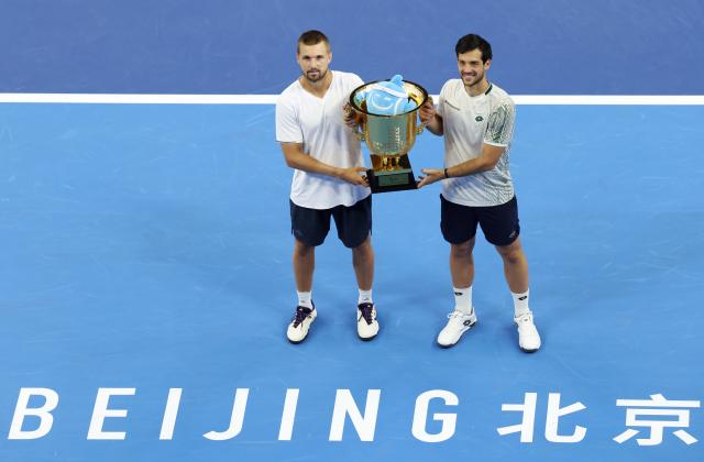 (261006) -- BEIJING, Oct. 6, 2026 (Xinhua) -- Winners Julian Cash (R)/Lloyd Glasspool of Britain pose for photos during the awarding ceremony for the men's doubles final at 2026 China Open tennis tournament in Beijing, China, Oct. 6, 2026. (Xinhua/Zhang Chenlin)