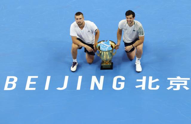 (261006) -- BEIJING, Oct. 6, 2026 (Xinhua) -- Winners Julian Cash (R)/Lloyd Glasspool of Britain pose for photos during the awarding ceremony for the men's doubles final at 2026 China Open tennis tournament in Beijing, China, Oct. 6, 2026. (Xinhua/Zhang Chenlin)