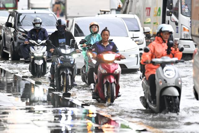 (261006) -- BANGKOK, Oct. 6, 2026 (Xinhua) -- Local residents ride motorcycles through floodwater in Bangkok, Thailand on Oct. 6, 2026. Floods across Thailand have killed 31 people and affected about 4.14 million others since Sept. 16, authorities said on Monday. (Xinhua/Rachen Sageamsak)