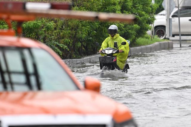 (261006) -- BANGKOK, Oct. 6, 2026 (Xinhua) -- A local resident rides a motorcycle through floodwater in Bangkok, Thailand on Oct. 6, 2026. Floods across Thailand have killed 31 people and affected about 4.14 million others since Sept. 16, authorities said on Monday. (Xinhua/Rachen Sageamsak)