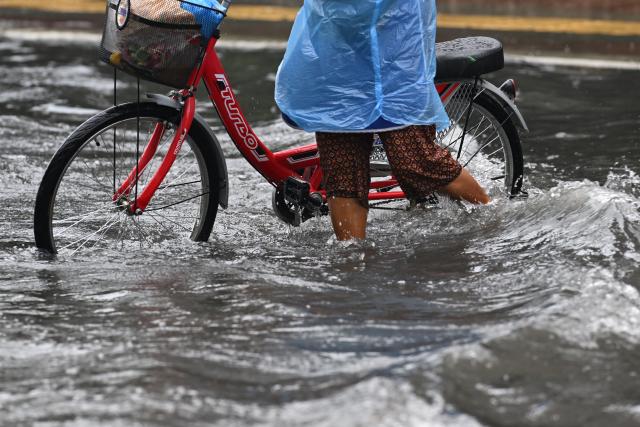(261006) -- BANGKOK, Oct. 6, 2026 (Xinhua) -- A local resident wades through floodwater in Bangkok, Thailand on Oct. 6, 2026. Floods across Thailand have killed 31 people and affected about 4.14 million others since Sept. 16, authorities said on Monday. (Xinhua/Rachen Sageamsak)