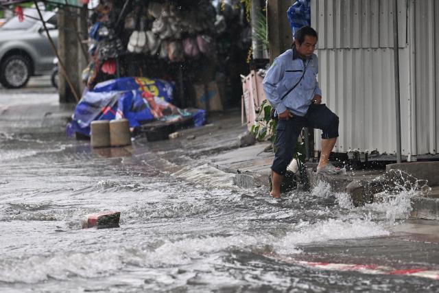 (261006) -- BANGKOK, Oct. 6, 2026 (Xinhua) -- A local resident wades through floodwater in Bangkok, Thailand on Oct. 6, 2026. Floods across Thailand have killed 31 people and affected about 4.14 million others since Sept. 16, authorities said on Monday. (Xinhua/Rachen Sageamsak)