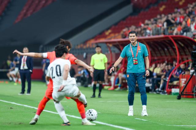(261006) -- CHONGQING, Oct. 6, 2026 (Xinhua) -- China's head coach Shao Jiayi instructs during the CFA Team China International Football Competitions Chongqing 2026 between China and Tajikistan in Chongqing, Oct. 6, 2026. (Xinhua/Huang Wei)
