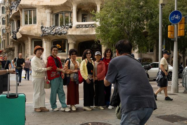 (261006) -- BARCELONA, Oct. 6, 2026 (Xinhua) -- A group of Chinese tourists pose for a photo in Barcelona, Spain, Oct. 6, 2026. (Photo by Joan Gosa/Xinhua)