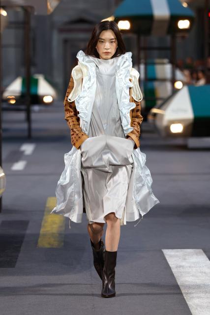 (261006) -- PARIS, Oct. 6, 2026 (Xinhua) -- A model presents a creation from the Womenswear Spring/Summer 2027 collections by Louis Vuitton during the Paris Fashion Week, in Paris, France, Oct. 6, 2026. (MeetEurope/Handout via Xinhua)