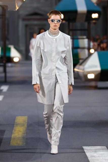 (261006) -- PARIS, Oct. 6, 2026 (Xinhua) -- A model presents a creation from the Womenswear Spring/Summer 2027 collections by Louis Vuitton during the Paris Fashion Week, in Paris, France, Oct. 6, 2026. (MeetEurope/Handout via Xinhua)