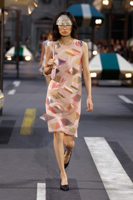 (261006) -- PARIS, Oct. 6, 2026 (Xinhua) -- A model presents a creation from the Womenswear Spring/Summer 2027 collections by Louis Vuitton during the Paris Fashion Week, in Paris, France, Oct. 6, 2026. (MeetEurope/Handout via Xinhua)