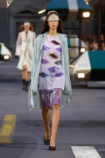 (261006) -- PARIS, Oct. 6, 2026 (Xinhua) -- A model presents a creation from the Womenswear Spring/Summer 2027 collections by Louis Vuitton during the Paris Fashion Week, in Paris, France, Oct. 6, 2026. (MeetEurope/Handout via Xinhua)