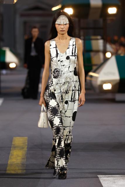 (261006) -- PARIS, Oct. 6, 2026 (Xinhua) -- A model presents a creation from the Womenswear Spring/Summer 2027 collections by Louis Vuitton during the Paris Fashion Week, in Paris, France, Oct. 6, 2026. (MeetEurope/Handout via Xinhua)