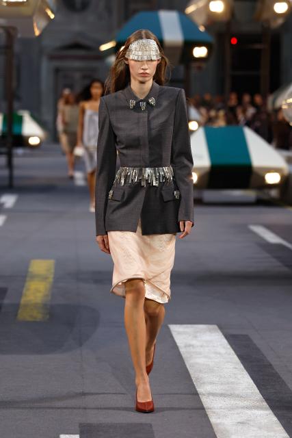 (261006) -- PARIS, Oct. 6, 2026 (Xinhua) -- A model presents a creation from the Womenswear Spring/Summer 2027 collections by Louis Vuitton during the Paris Fashion Week, in Paris, France, Oct. 6, 2026. (MeetEurope/Handout via Xinhua)