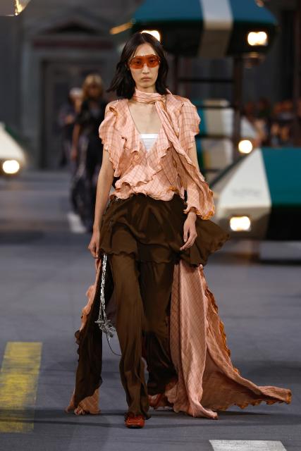 (261006) -- PARIS, Oct. 6, 2026 (Xinhua) -- A model presents a creation from the Womenswear Spring/Summer 2027 collections by Louis Vuitton during the Paris Fashion Week, in Paris, France, Oct. 6, 2026. (MeetEurope/Handout via Xinhua)