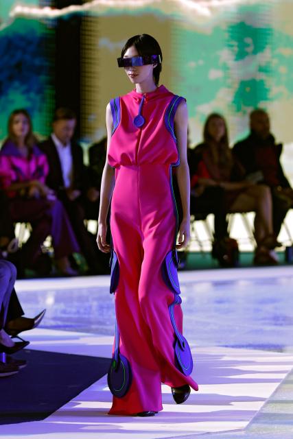 (261006) -- PARIS, Oct. 6, 2026 (Xinhua) -- A model presents a creation from the Womenswear Spring/Summer 2027 collections by Pierre Cardin during the Paris Fashion Week, in Paris, France, on Oct. 6, 2026. (MeetEurope/Handout via Xinhua)