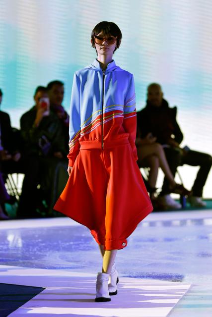 (261006) -- PARIS, Oct. 6, 2026 (Xinhua) -- A model presents a creation from the Womenswear Spring/Summer 2027 collections by Pierre Cardin during the Paris Fashion Week, in Paris, France, on Oct. 6, 2026. (MeetEurope/Handout via Xinhua)