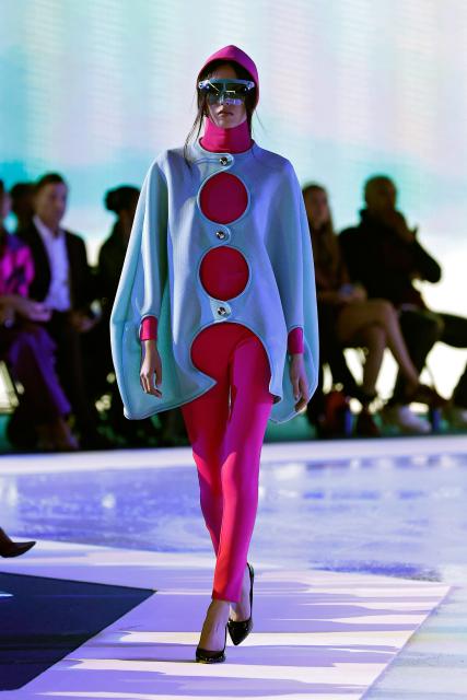 (261006) -- PARIS, Oct. 6, 2026 (Xinhua) -- A model presents a creation from the Womenswear Spring/Summer 2027 collections by Pierre Cardin during the Paris Fashion Week, in Paris, France, on Oct. 6, 2026. (MeetEurope/Handout via Xinhua)