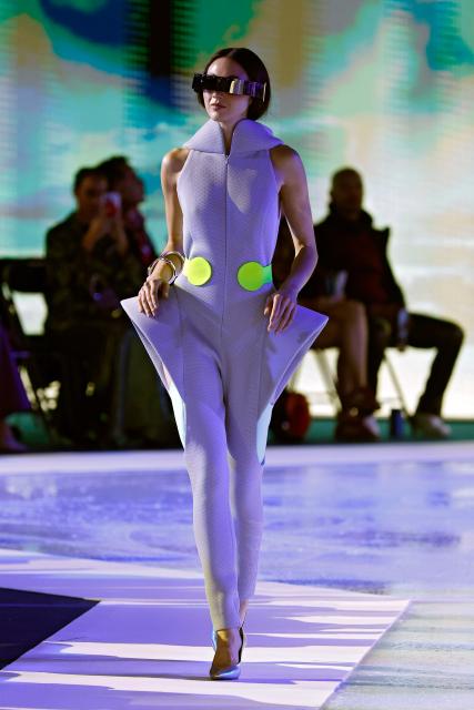(261006) -- PARIS, Oct. 6, 2026 (Xinhua) -- A model presents a creation from the Womenswear Spring/Summer 2027 collections by Pierre Cardin during the Paris Fashion Week, in Paris, France, on Oct. 6, 2026. (MeetEurope/Handout via Xinhua)