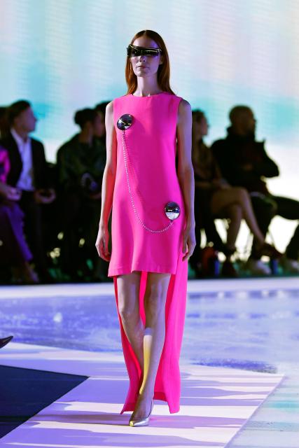 (261006) -- PARIS, Oct. 6, 2026 (Xinhua) -- A model presents a creation from the Womenswear Spring/Summer 2027 collections by Pierre Cardin during the Paris Fashion Week, in Paris, France, on Oct. 6, 2026. (MeetEurope/Handout via Xinhua)