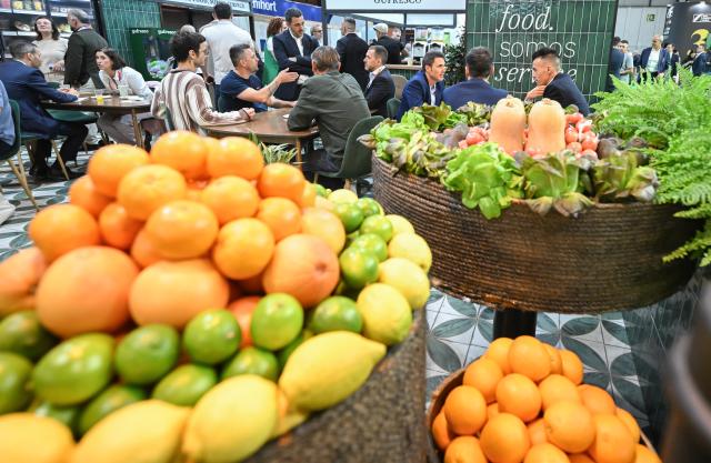 (261006) -- MADRID, Oct. 6, 2026 (Xinhua) -- People gather at the IFEMA Madrid convention center for commercial negotiations at Fruit Attraction in Madrid, Spain, Oct. 6, 2026. Fruit Attraction is scheduled to take place from Oct. 6 to Oct. 8 in Madrid. (Xinhua/Cheng Min)