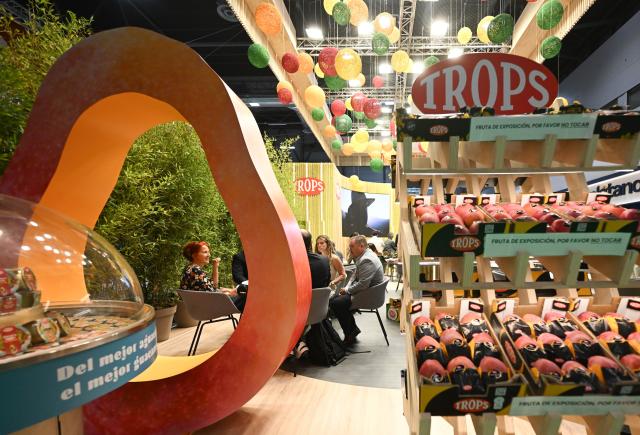 (261006) -- MADRID, Oct. 6, 2026 (Xinhua) -- People gather at the IFEMA Madrid convention center for commercial negotiations at Fruit Attraction in Madrid, Spain, Oct. 6, 2026. Fruit Attraction is scheduled to take place from Oct. 6 to Oct. 8 in Madrid. (Xinhua/Cheng Min)