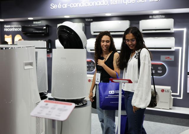 (261007) -- RIO DE JANEIRO, Oct. 7, 2026 (Xinhua) -- Visitors are seen during the FEBRAVA Rio at the Riocentro convention and event center in Rio de Janeiro, Brazil, Oct. 6, 2026. The three-day FEBRAVA Rio (Portuguese short for International Fair of Refrigeration, Air Conditioning, Ventilation, Heating, Air and Water Treatment) kicked off here on Tuesday. Some Chinese brands showcased their latest products during the fair, drawing great attention from visitors. (Xinhua/Jin Haoyuan)