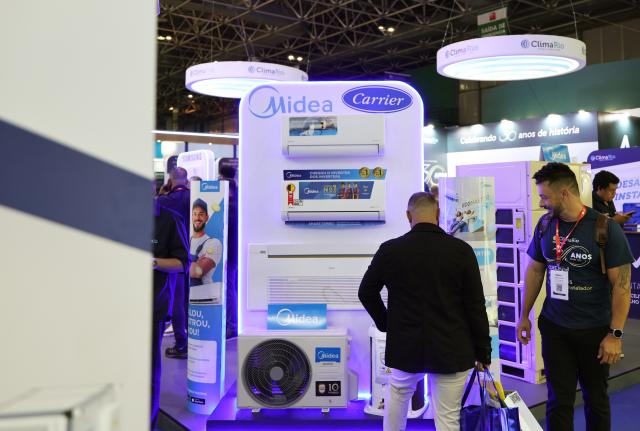 (261007) -- RIO DE JANEIRO, Oct. 7, 2026 (Xinhua) -- Visitors learn about the products of Midea during the FEBRAVA Rio at the Riocentro convention and event center in Rio de Janeiro, Brazil, Oct. 6, 2026. The three-day FEBRAVA Rio (Portuguese short for International Fair of Refrigeration, Air Conditioning, Ventilation, Heating, Air and Water Treatment) kicked off here on Tuesday. Some Chinese brands showcased their latest products during the fair, drawing great attention from visitors. (Xinhua/Jin Haoyuan)