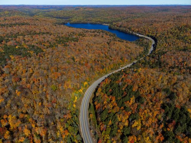 (261007) -- ONTARIO, Oct. 7, 2026 (Xinhua) -- An aerial drone photo taken on Oct. 6, 2026 shows autumn scenery near Highway 60 in Ontario, Canada. Ontario's landscapes have transformed into a stunning autumn wonderland in October. (Photo by Zou Zheng/Xinhua)