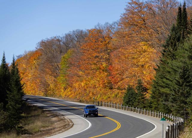 (261007) -- ONTARIO, Oct. 7, 2026 (Xinhua) -- This photo taken on Oct. 6, 2026 shows autumn scenery near Highway 60 in Ontario, Canada. Ontario's landscapes have transformed into a stunning autumn wonderland in October. (Photo by Zou Zheng/Xinhua)