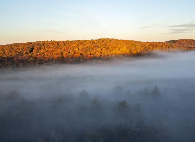 (261007) -- ONTARIO, Oct. 7, 2026 (Xinhua) -- An aerial drone photo taken on Oct. 6, 2026 shows autumn scenery in Huntsville, Ontario, Canada. Ontario's landscapes have transformed into a stunning autumn wonderland in October. (Photo by Zou Zheng/Xinhua)