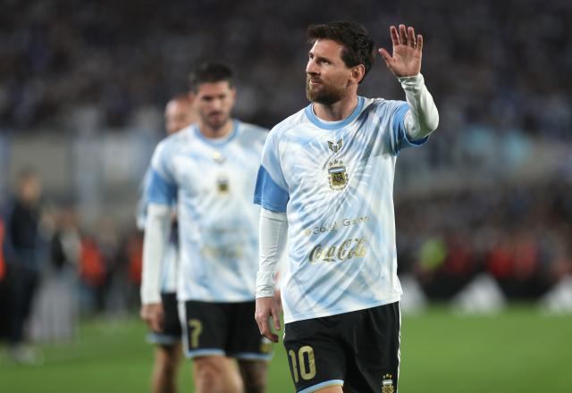 (261007) -- BUENOS AIRES, Oct. 7, 2026 (Xinhua) -- Lionel Messi of Argentina waves to spectators before a football friendly match between Argentina and Benin at the Monumental Stadium in Buenos Aires, capital of Argentina, on Oct. 6, 2026. The match marked Lionel Messi's final appearance for the Argentina national football team. (Photo by Martin Zabala/Xinhua)