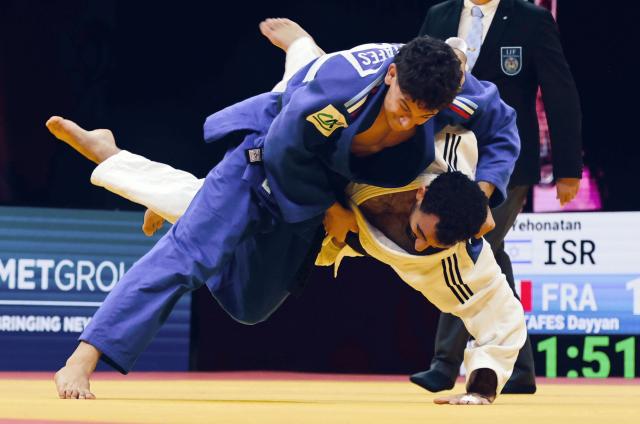 (261007) -- BAKU, Oct. 7, 2026 (Xinhua) -- Dayyan Boulemtafes of France (top) competes against Yehonatan Elbaz of Israel during the bronze medal bout of men's -73kg at the 2026 World Senior Judo Championships in Baku on Oct. 6, 2026. (Xinhua/Chen Junfeng)
