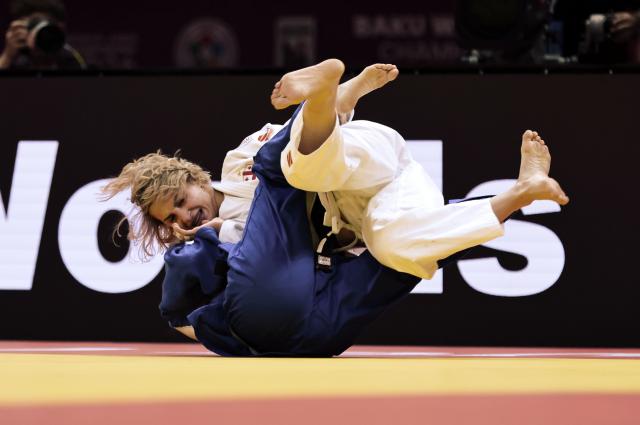 (261007) -- BAKU, Oct. 7, 2026 (Xinhua) -- Omori Akari of Japan (bottom) competes against Eteri Liparteliani of Georgia (top) during the women's -57 kg gold medal bout at the 2026 World Senior Judo Championships in Baku on Oct. 6, 2026. (Xinhua/Chen Junfeng)
