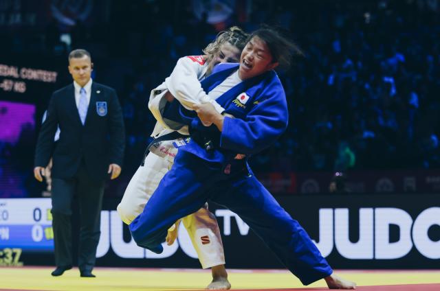 (261007) -- BAKU, Oct. 7, 2026 (Xinhua) -- Omori Akari of Japan (front) competes against Eteri Liparteliani of Georgia during the women's -57 kg gold medal bout at the 2026 World Senior Judo Championships in Baku on Oct. 6, 2026. (Xinhua/Chen Junfeng)
